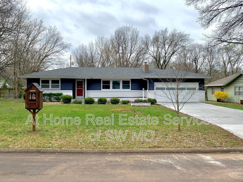 Springfield House: 2322 E Langston