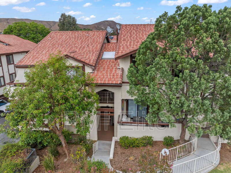 Santa Clarita Condo: 18142 Sundowner Way