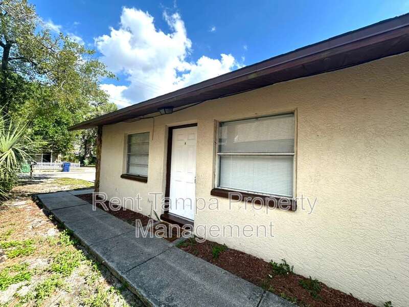 Tampa House: 8304 North Mulberry Street