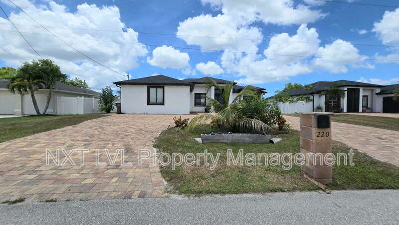 Cape Coral House: 220 NE 8th Pl