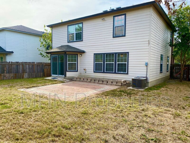 Large and Lovely3 bed/2.5 bath 2-story, right in the heart of new Braunfels, off 35-S and Seguin Avenue! - Photo 32