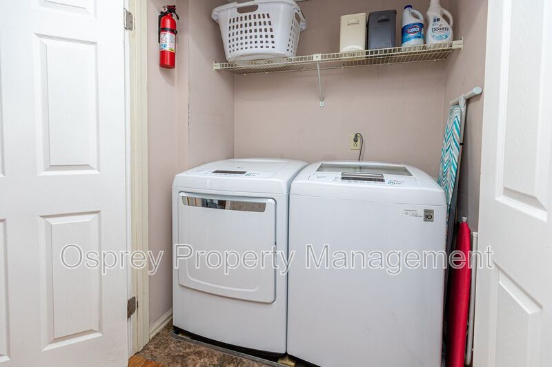 Spacious 4 Bedroom 3 Bath Home  - Photo 20