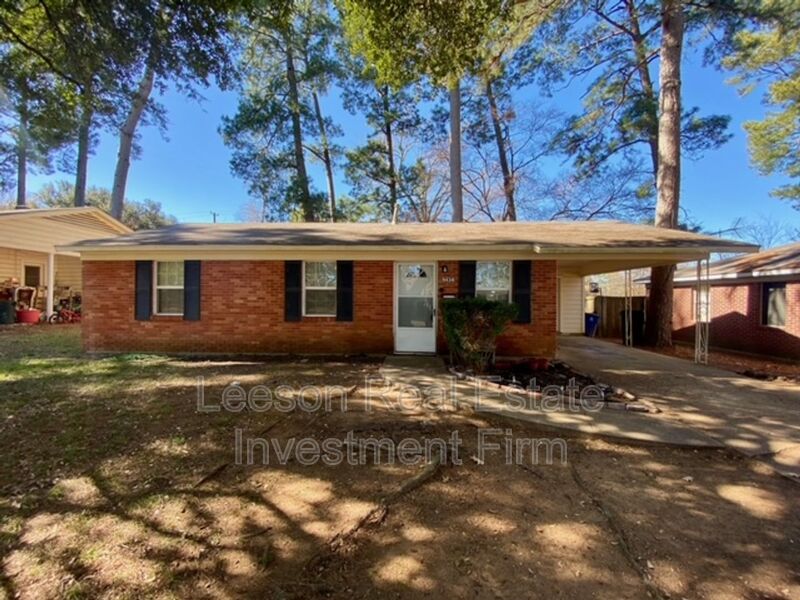 Shreveport House: 9434 Woodcrest Dr