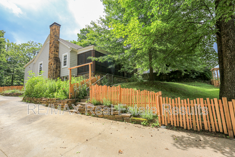 Fayetteville House: 610 N Olive Ave