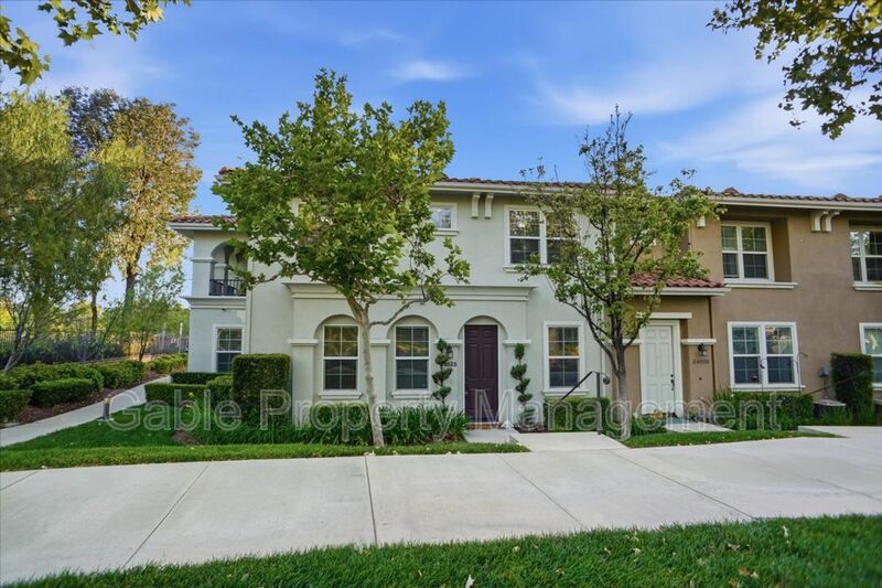 Santa Clarita Townhome: 24025 Park Ln