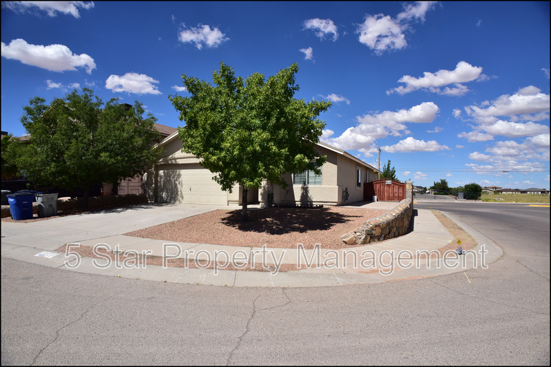 El Paso House: 14325 Island Point Drive