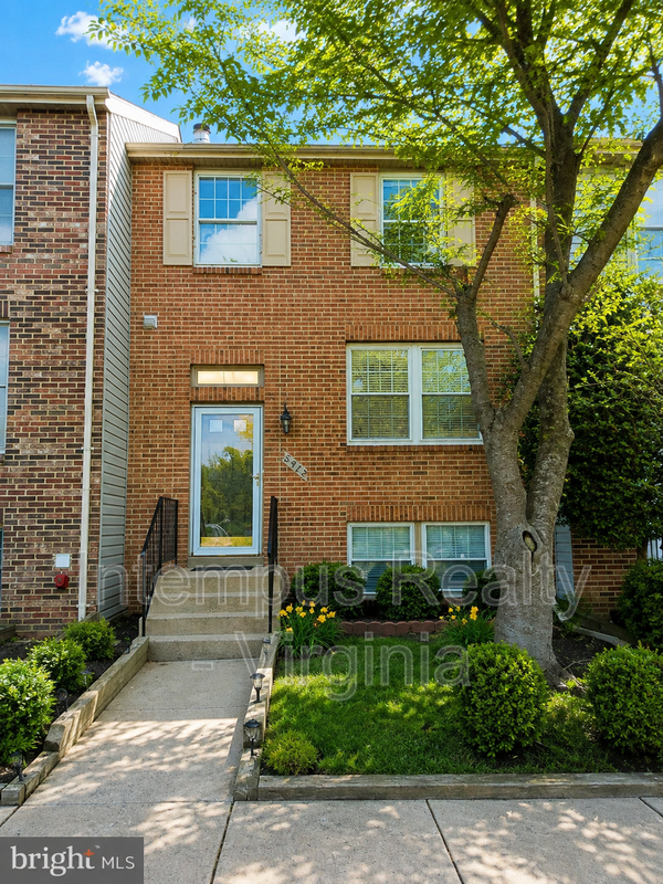 Centreville House: 6307 Betsy Ross Ct