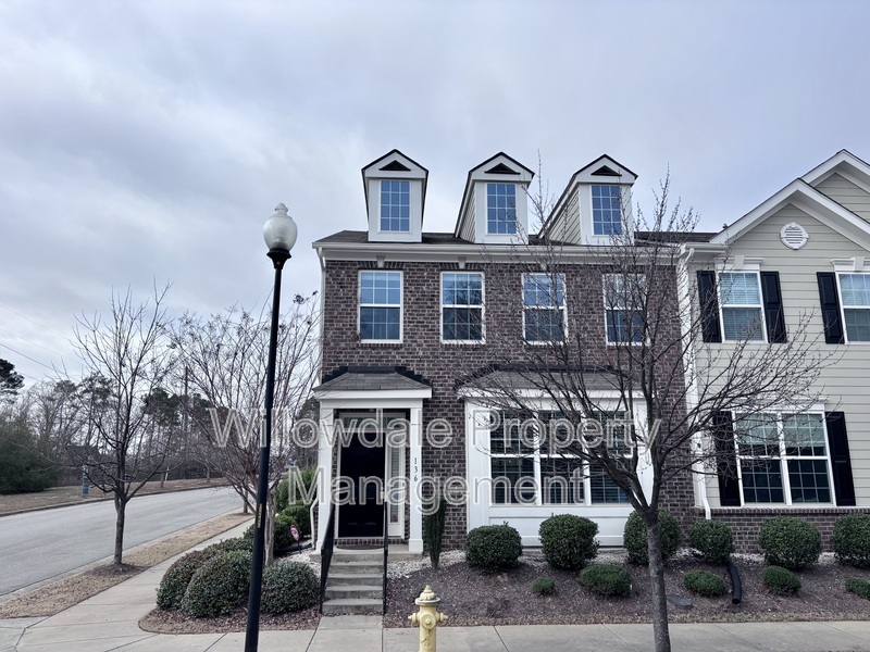 Holly Springs House: 136 Spring Pine ln