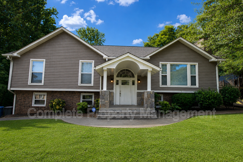 Birmingham House: 604 Farr Circle