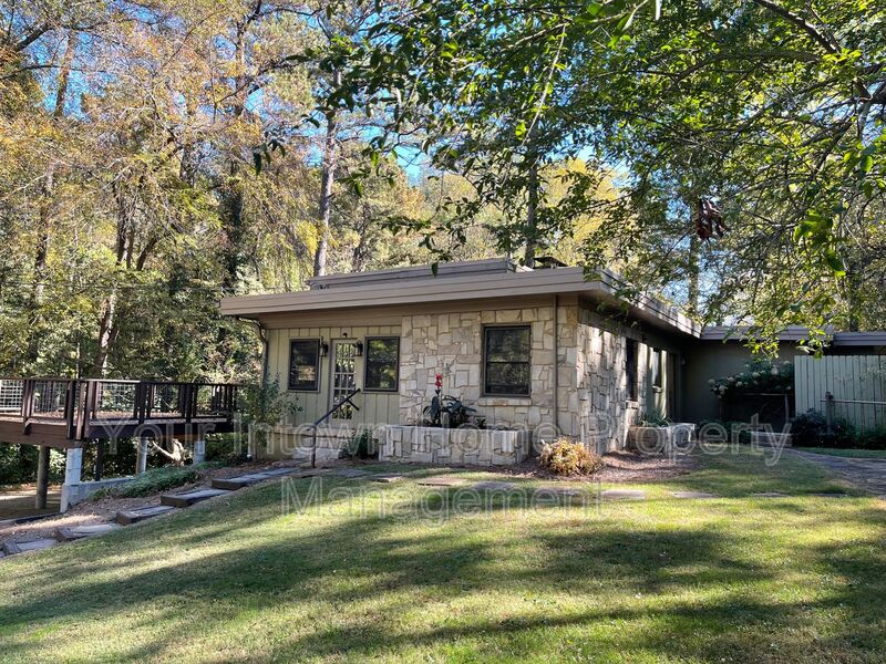 Decatur House: 1876 Mason Mill Road