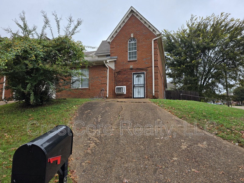 Memphis House: 3945 Oak Branch Cir E