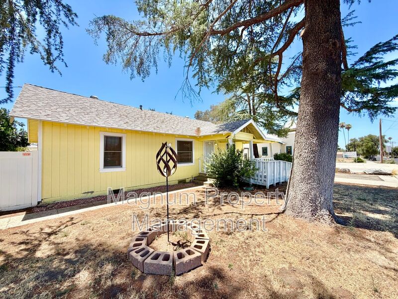 Hemet House: 41861 Acacia Ave