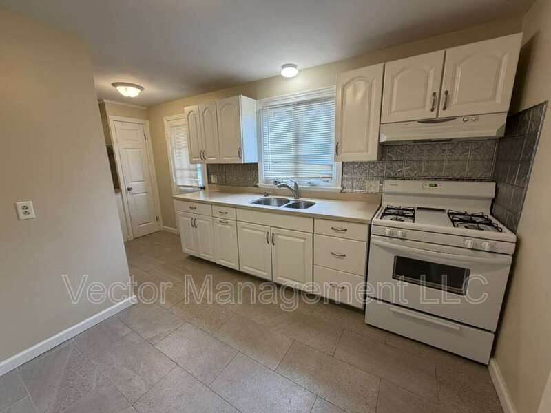 Hamden Condo: 1160 Whitney Avenue - E