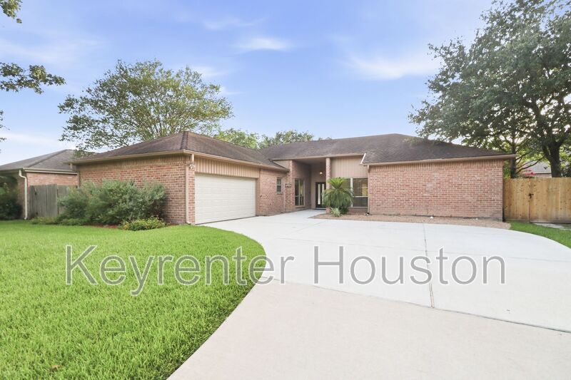 Houston House: 2234 Foreland Drive