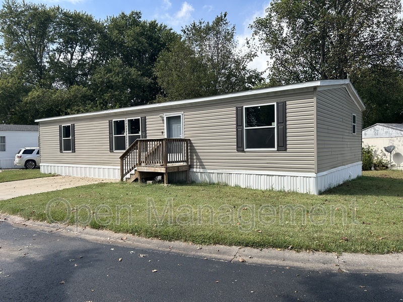 Nixa House: English Village Park