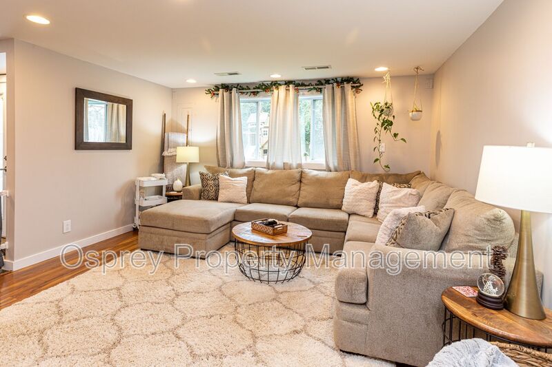 Spacious 4 Bedroom 3 Bath Home  - Photo 6