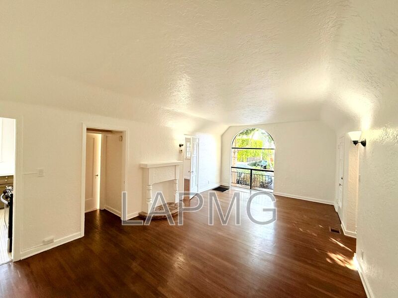 West Hollywood House: 7733 Hampton Avenue