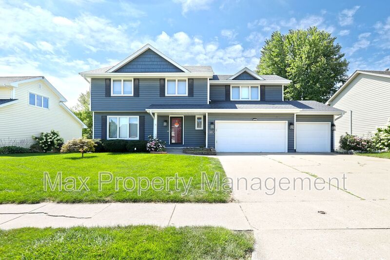 Urbandale House: 8200 Northview Dr