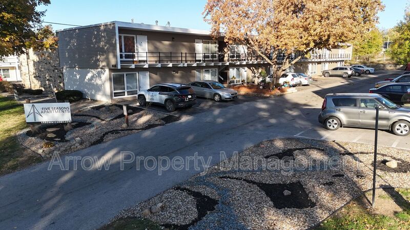 Cedar Rapids House: 1416 Oakland Rd NE- 1