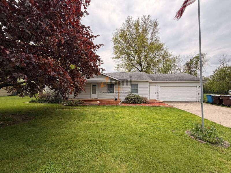 Wanatah House: 110 W Carrie Ave