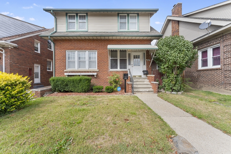 Wyandotte Condo: 152 Ford Ave. - Upper