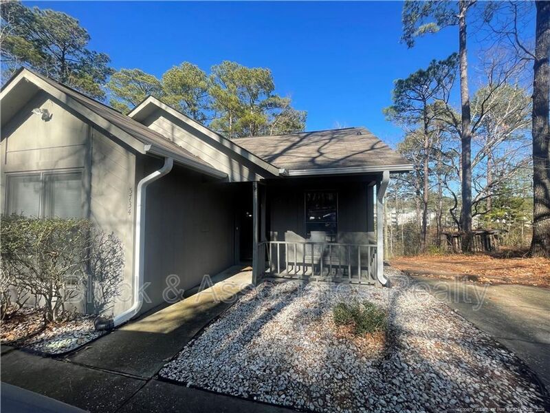 Fayetteville House: 5734 Waters Edge Dr