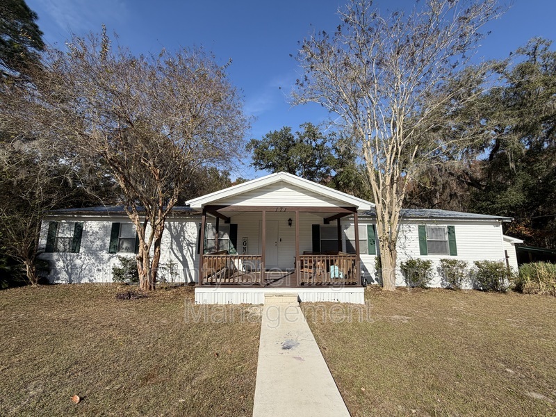 Lake City House: 171 SW Merrimack Place