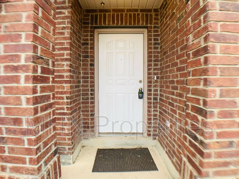 Spacious 3bed/2.5 bath Two-Story Home with HUGE Closet Space and Backyard! Easy access to 1604, 35 & Randolph Air force Base. - Photo 2