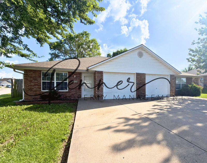 Grain Valley House: 209 NW Woodbury Dr