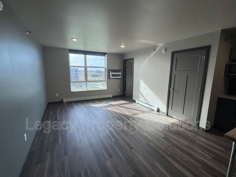 Bismarck House: 226 E Greenfield Ln