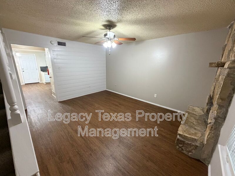 CLEBURNE House: 1409 COURTNEY PL