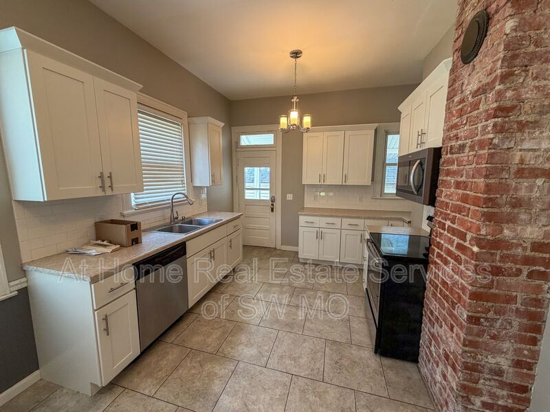 Springfield House: 1005 S Roanoke Ave