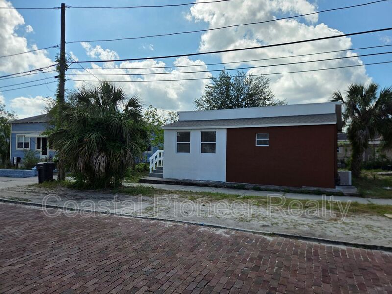 Tarpon Springs House: 606 Cross St