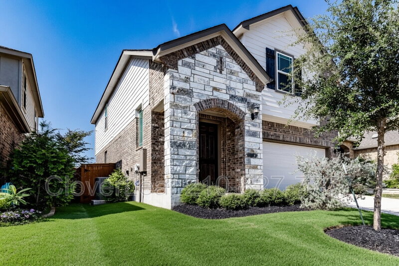 New Braunfels House: 2009 Flametree Ave