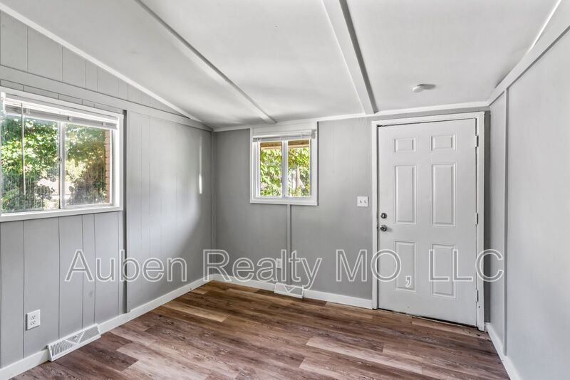 Independence Condo: 1300 S. Appleton Ave - 1300 S Appleton Ave Unit A