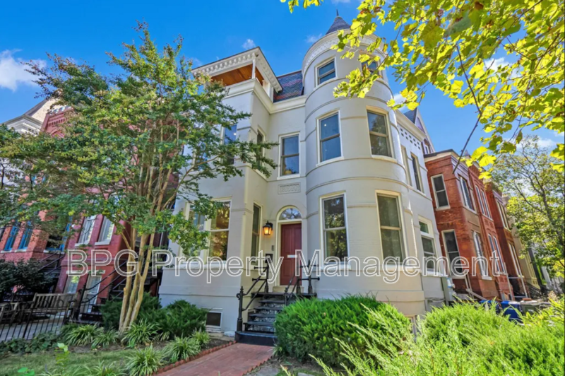 Washington Condo: 901 North Carolina Ave SE