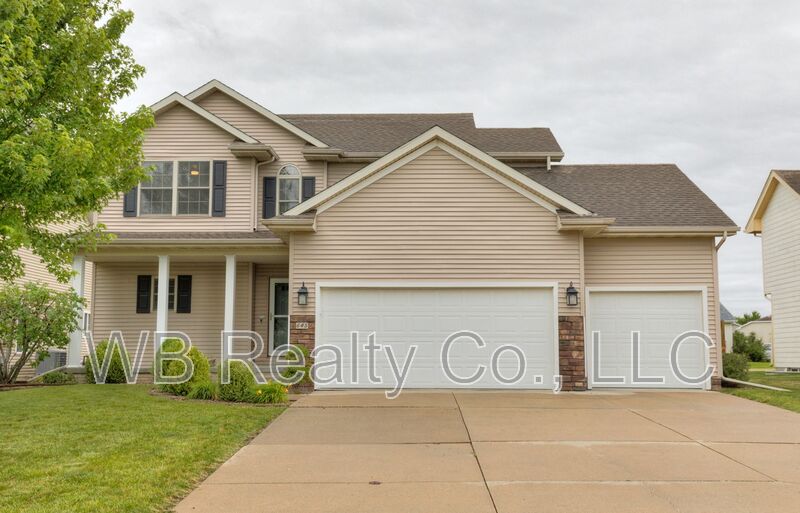 Waukee House: 645 SE Carefree Ln