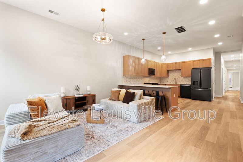 Louisville House: 825 East Chestnut Street