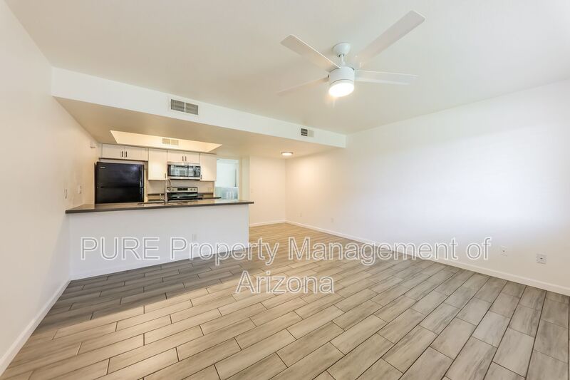 Phoenix Condo: 8842 N 8th St