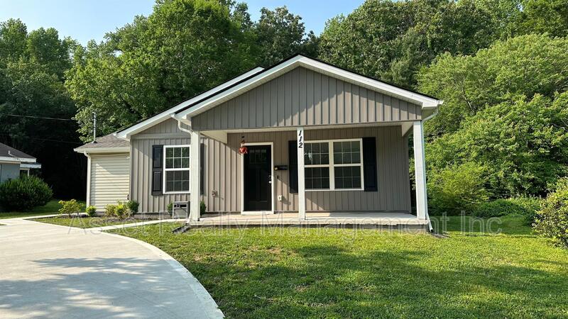 Oak Ridge House: 112 Bennett Lane