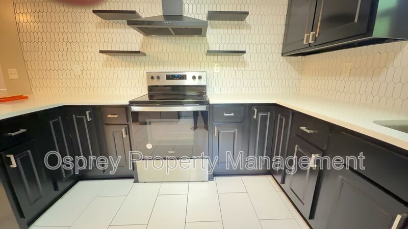 Charming 2BR with Sunroom, Hardwood Floors & Lawn Care Included - Photo 4