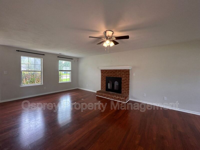 Spacious & Updated 4-Bedroom Gem in the Heart of Chesapeake! – ASK ABOUT OUR ZERO DEPOSIT! - Photo 4