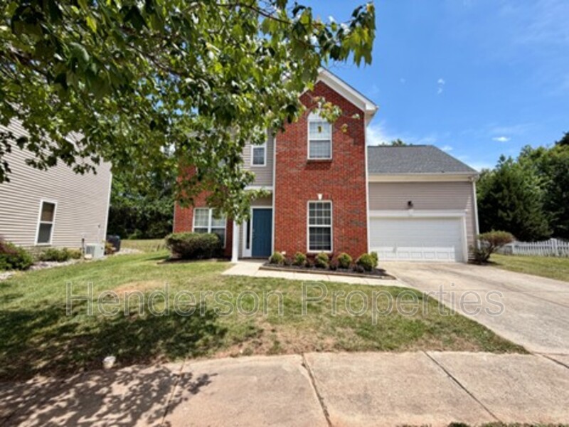 Huntersville House: 7802 Rolling Meadow Lane