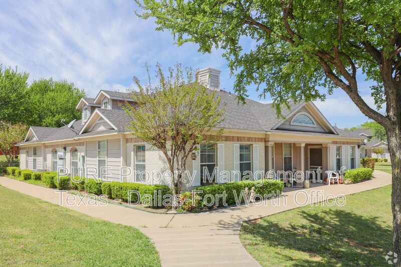 Grapevine Apartment: 400 Glade Road