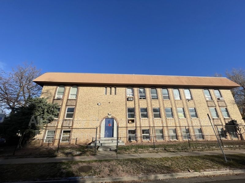 Aurora Condo: 1590 Clinton St