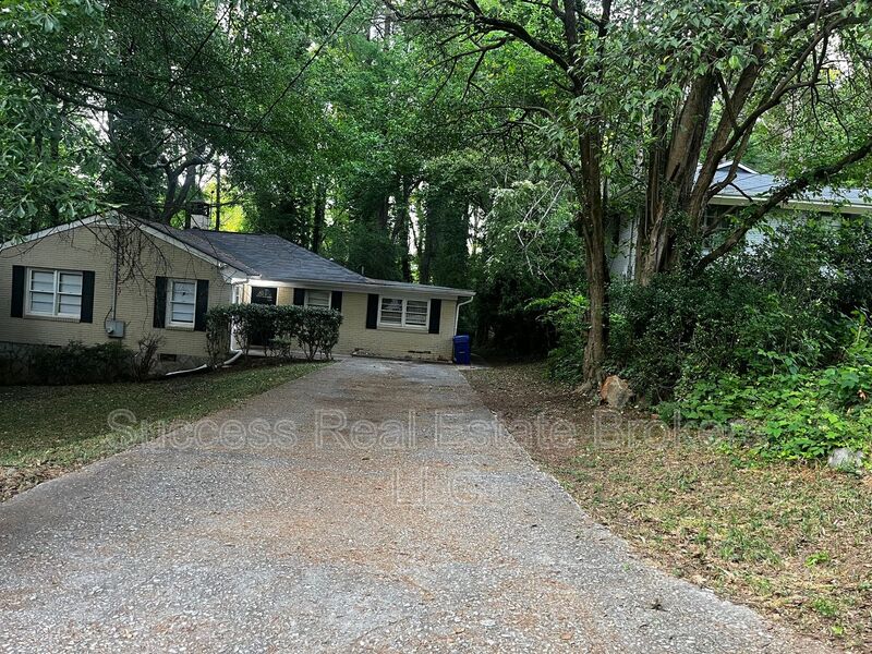 Decatur House: 1840 Camellia Dr