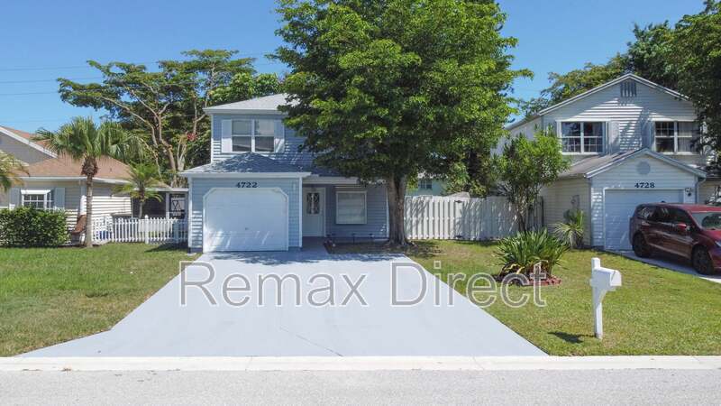 WEST PALM BEACH House: 4722 Lakeside Circle