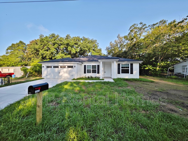 Jacksonville House: 13638 Hollings St