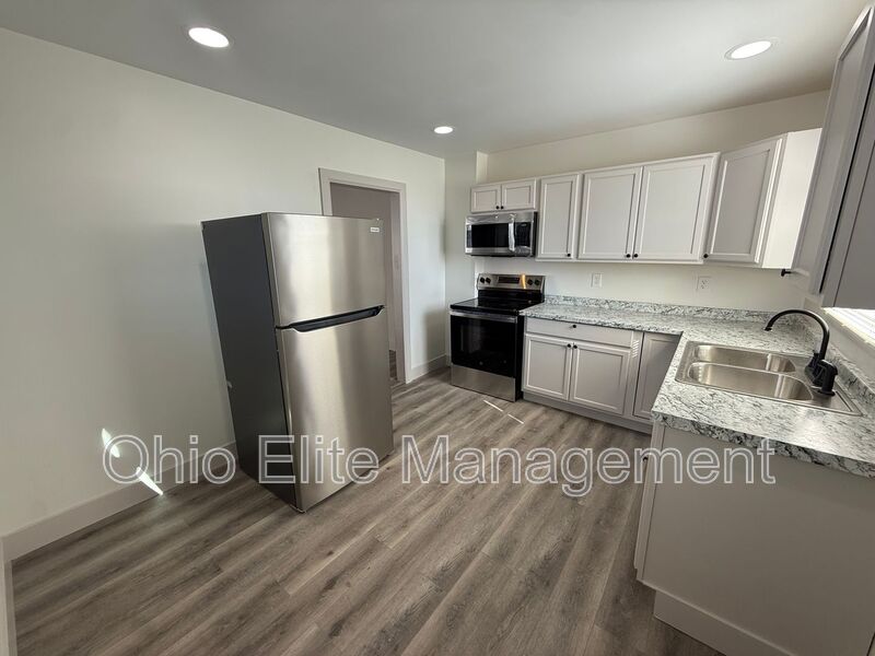 Columbus House: 807 E Deshler Ave