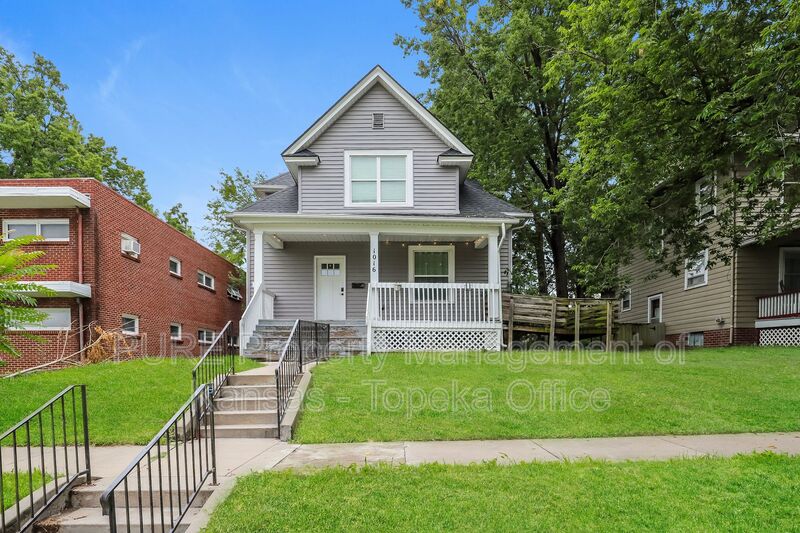 Topeka House: 1016 SW College Ave.